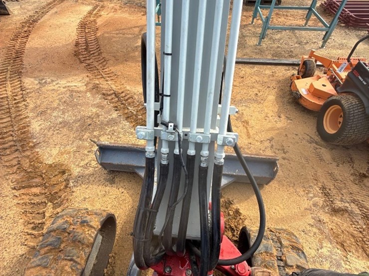 2024-takeuchi-tb240-image-17