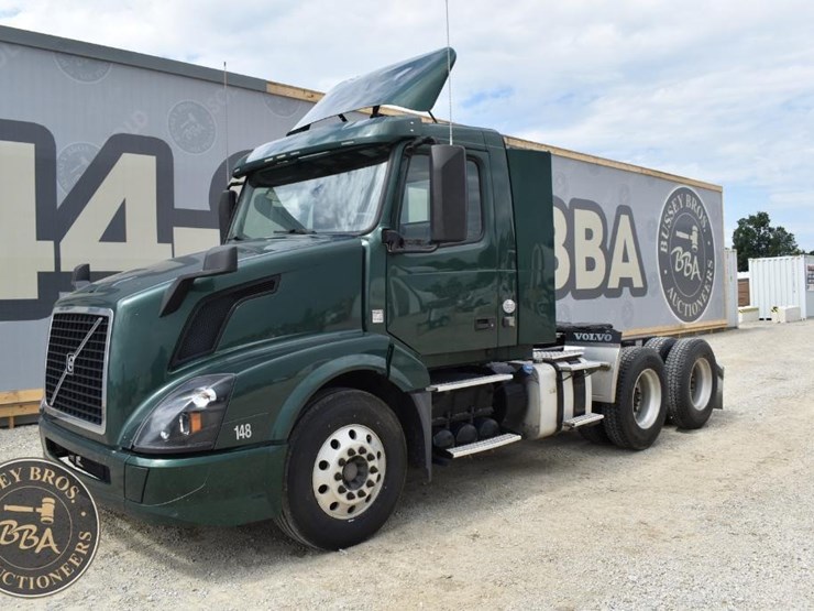 2017-volvo-vnl64t300-image-4