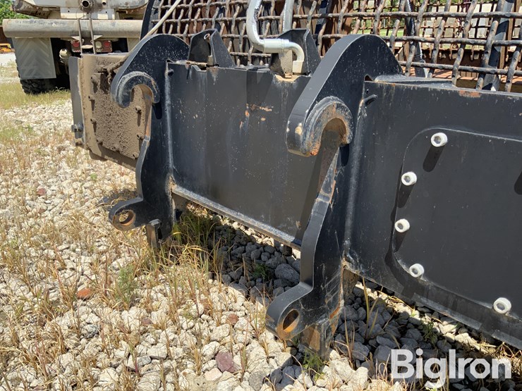 2020-flip-screen-wl130-wheel-loader-attachment-image-13
