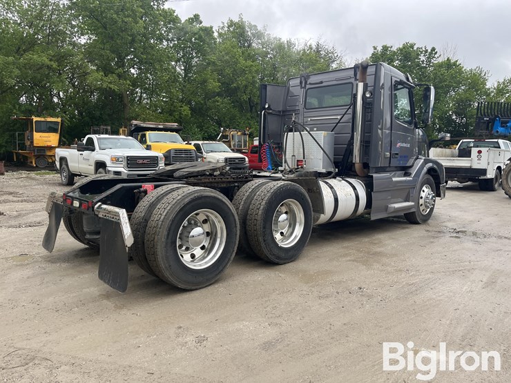 2014-volvo-vnl42t300-image-5