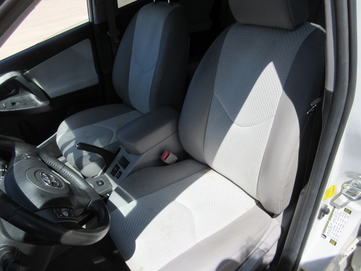 2014-toyota-rav4-image-8