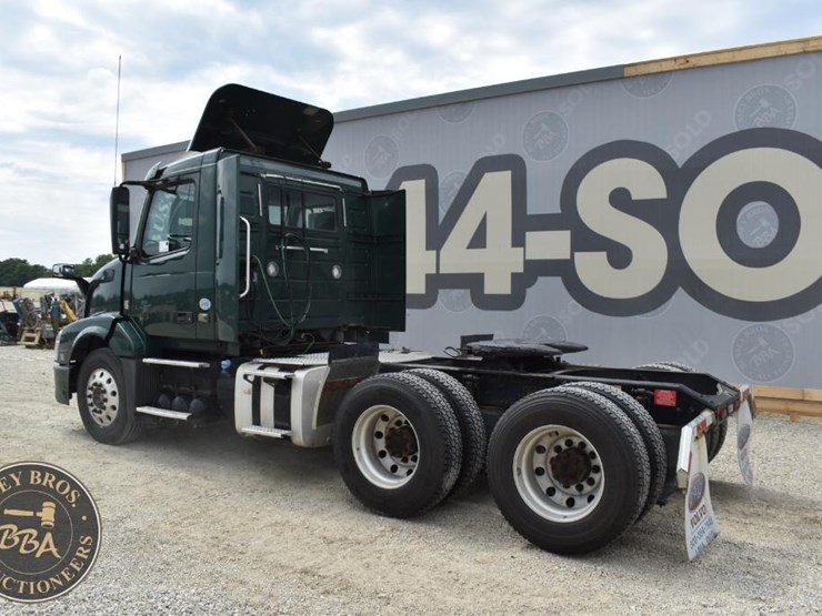 2017-volvo-vnl64t300-image-12