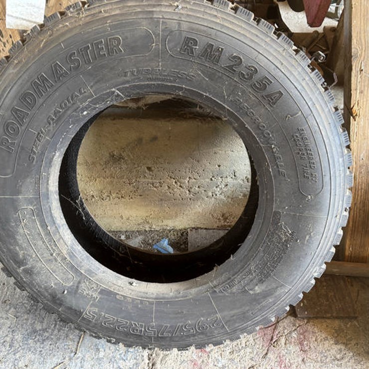 #1414 • 1 - 295/75R22.5 TIRE