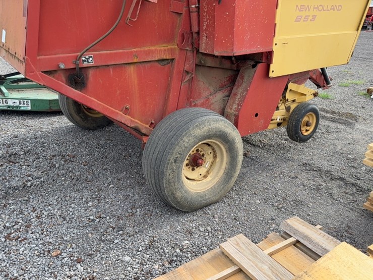 new-holland-853-image-5