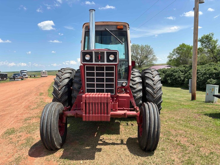 1977-ih-1586-tractor-image-2