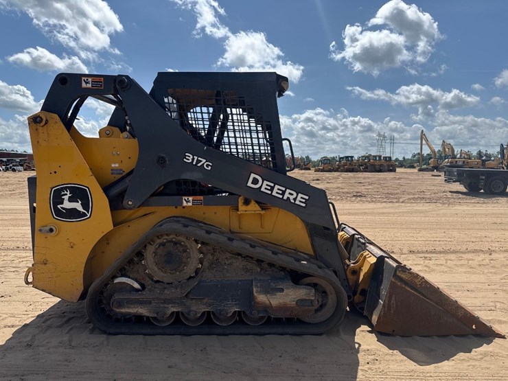 2019-deere-317g-image-5