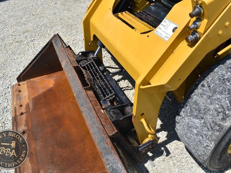 2015-caterpillar-272d2-image-26