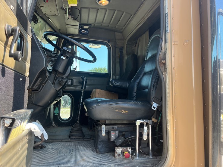 2000-peterbilt-378-image-24