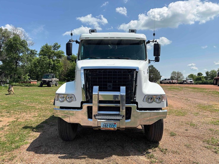 2015-volvo-vhd-semi-image-3