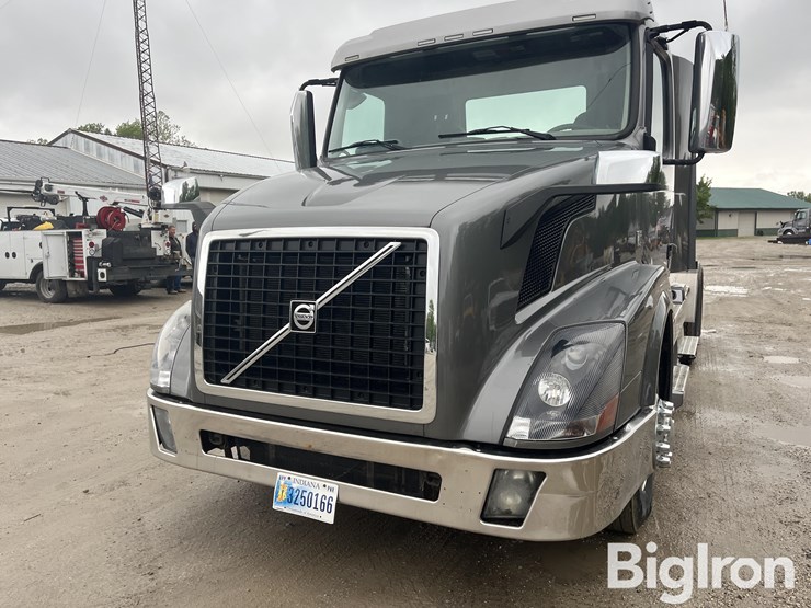 2014-volvo-vnl42t300-image-14