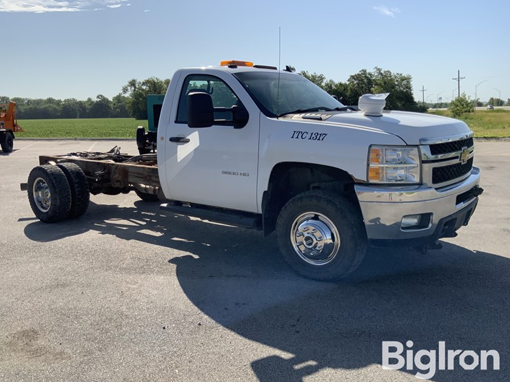 2013-chevrolet-3500hd-image-3
