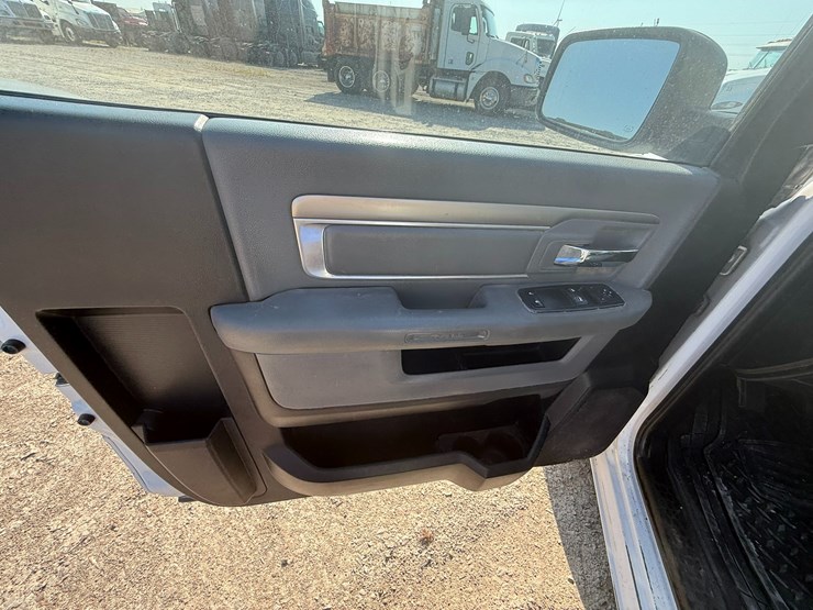 2015-dodge-ram-1500-image-40