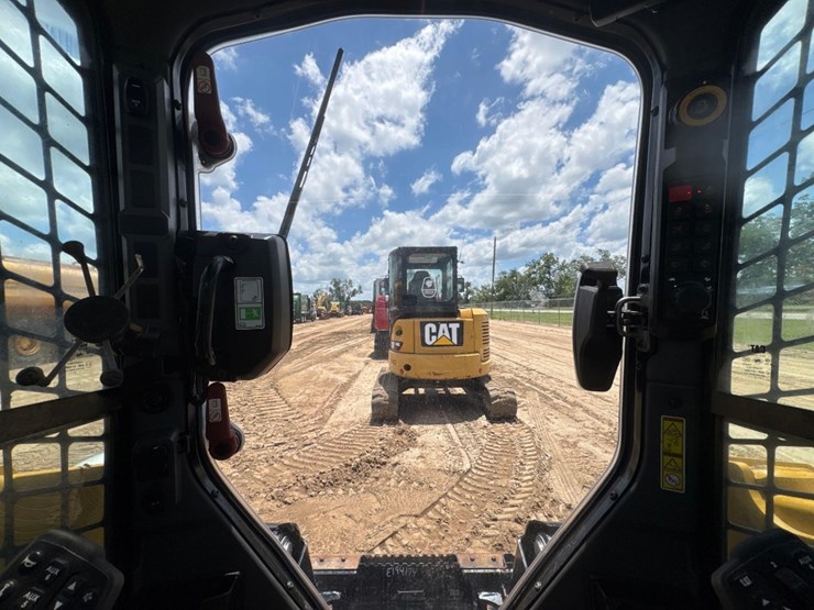 2024-caterpillar-255-skid-steer-image-26