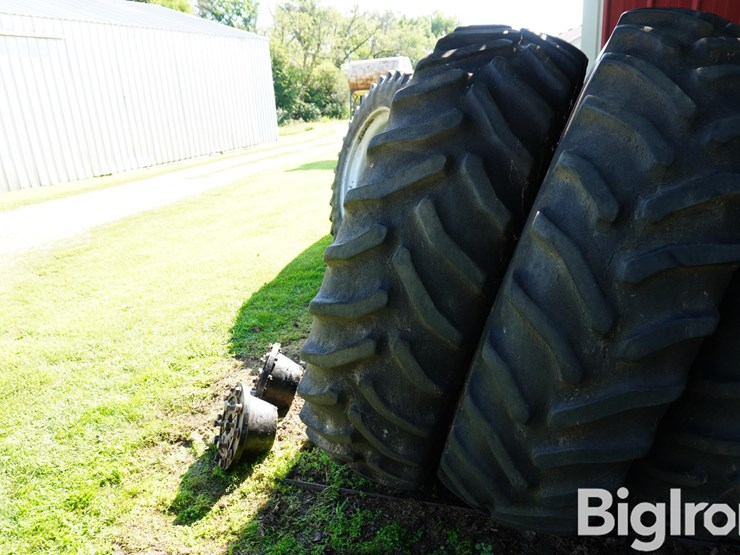 case-ih-7120-18.4r42-tires,-rims-&-10-bolt-dual-hubs-image-11