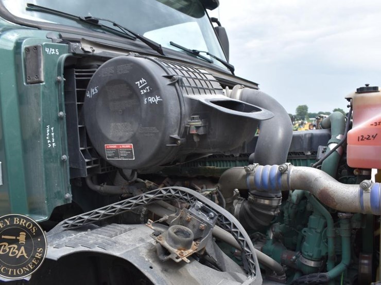 2017-volvo-vnl64t300-image-48