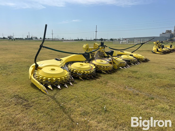 2021-john-deere-772-image-3