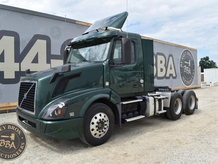 2017-volvo-vnl64t300-image-3