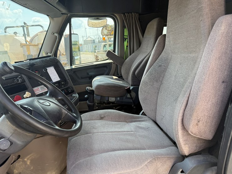 2014-freightliner-cascadia-125-image-35