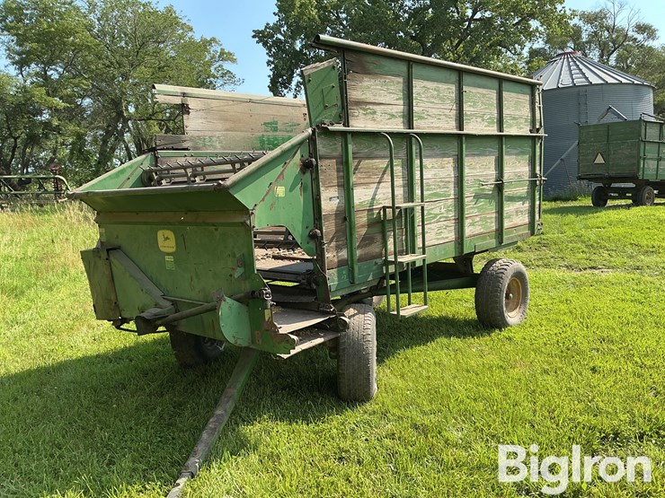 john-deere-harvest-forage-wagon-image-1