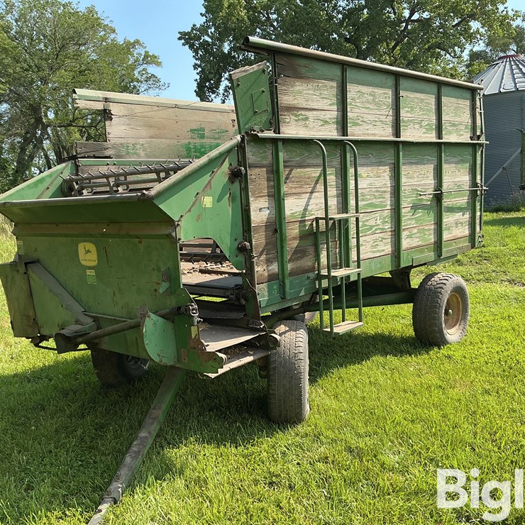 John Deere Harvest Forage Wagon