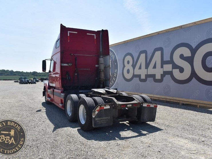 2005-volvo-vnl64t670-image-11