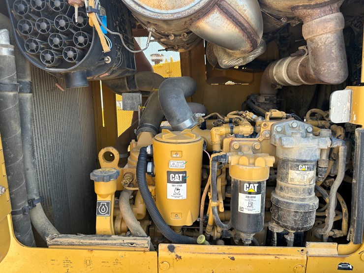2017-caterpillar-d6k2-lgp-image-53