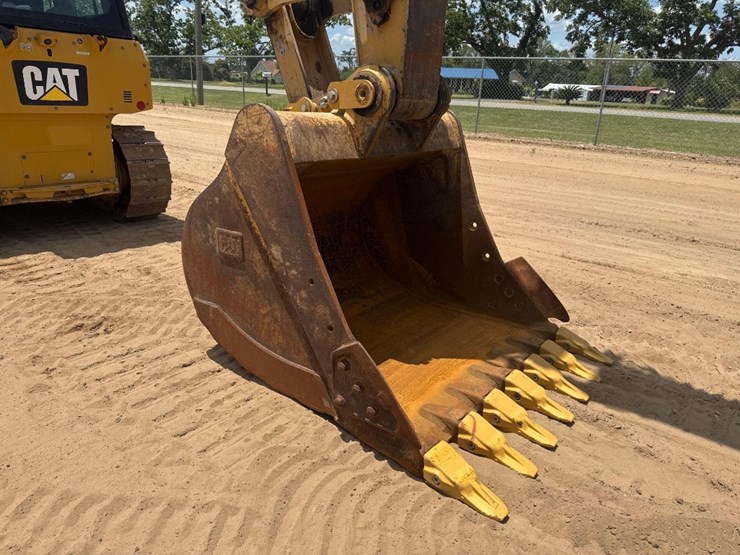 2020-caterpillar-326-image-27