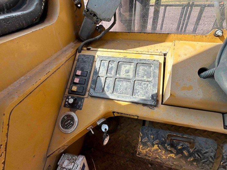2010-caterpillar-cm1210106-rought-terrain-forklift-image-34