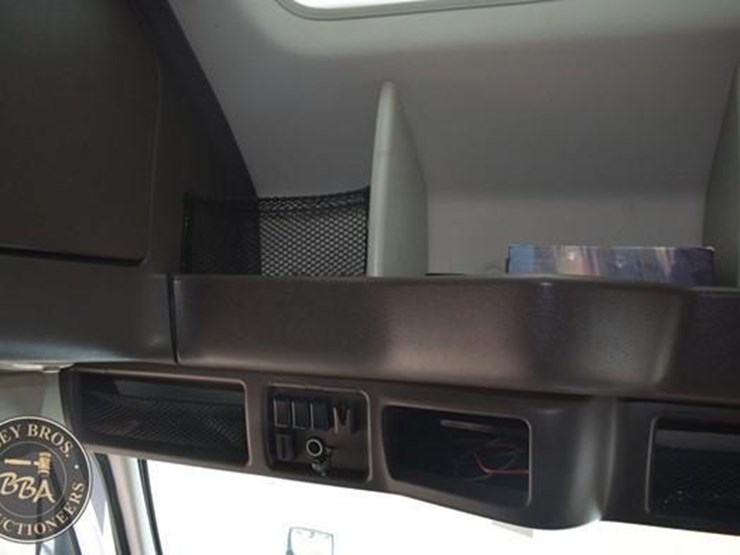 2014-volvo-vnl64t670-image-56