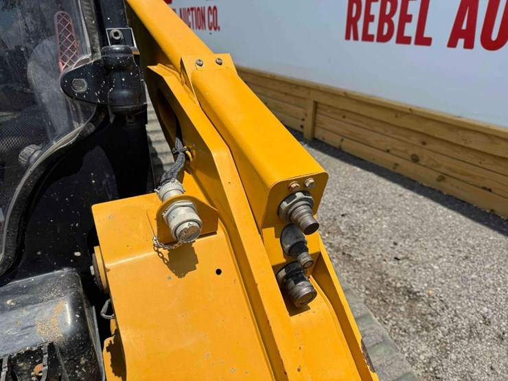 2022-caterpillar-299d3-image-44
