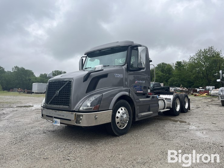 2014-volvo-vnl42t300-image-1