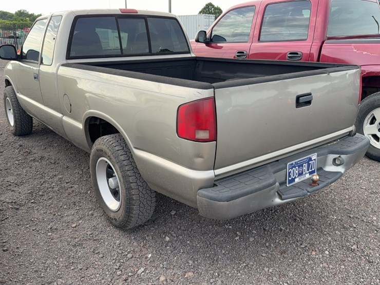 #3017-•-1998-isuzu-pick-up-truck-image-10