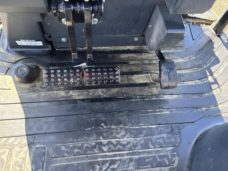 2020-deere-410l-image-47