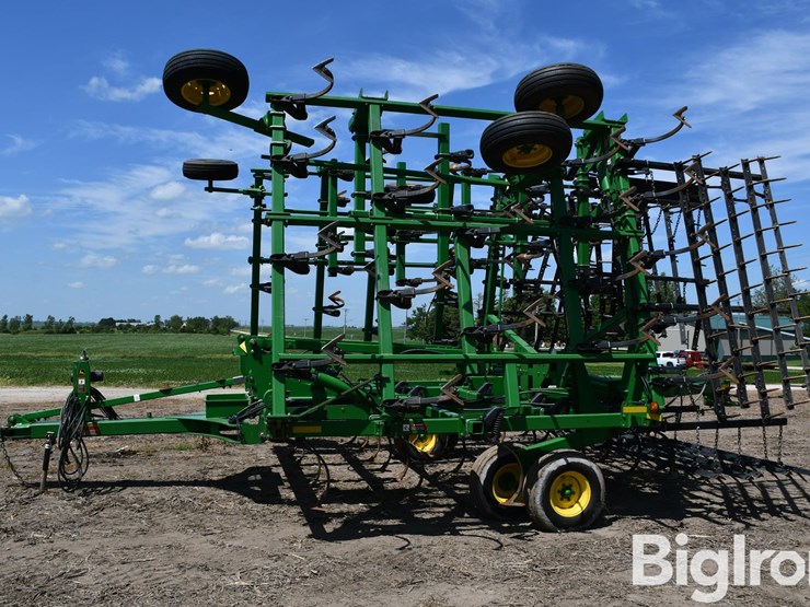 john-deere-2210-image-1