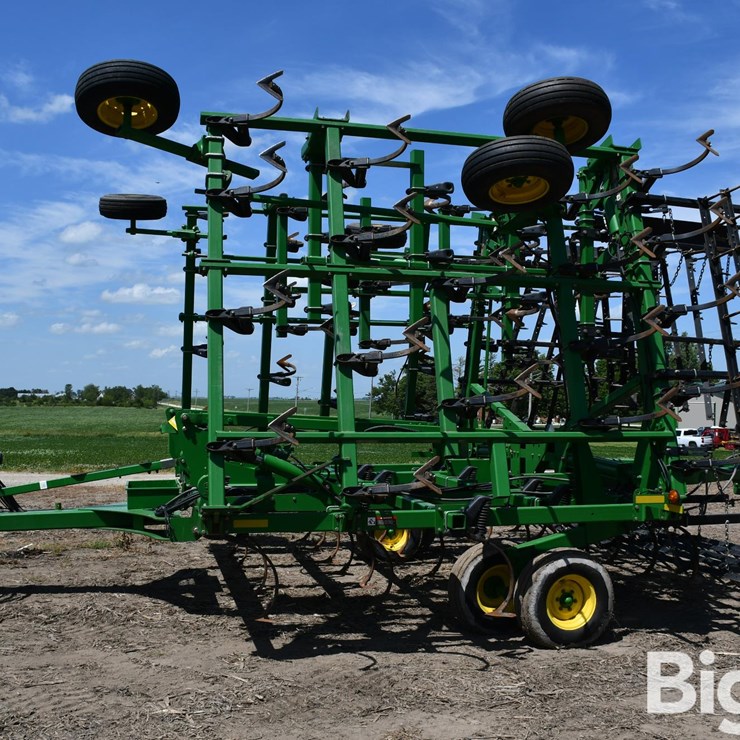 JOHN DEERE 2210