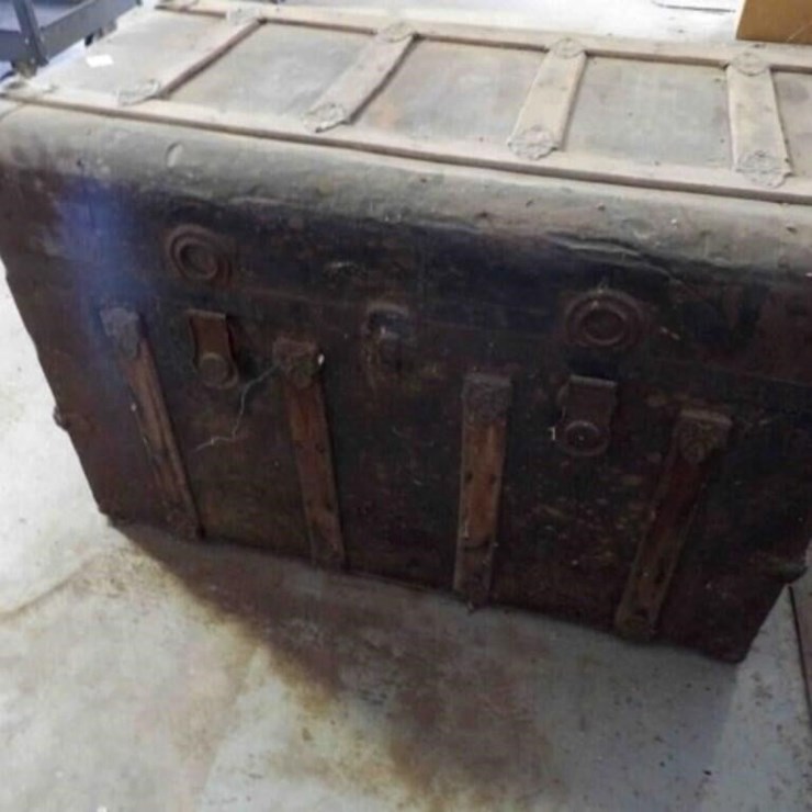 Vintage/Antique Trunk, 3 x 2 x 21"