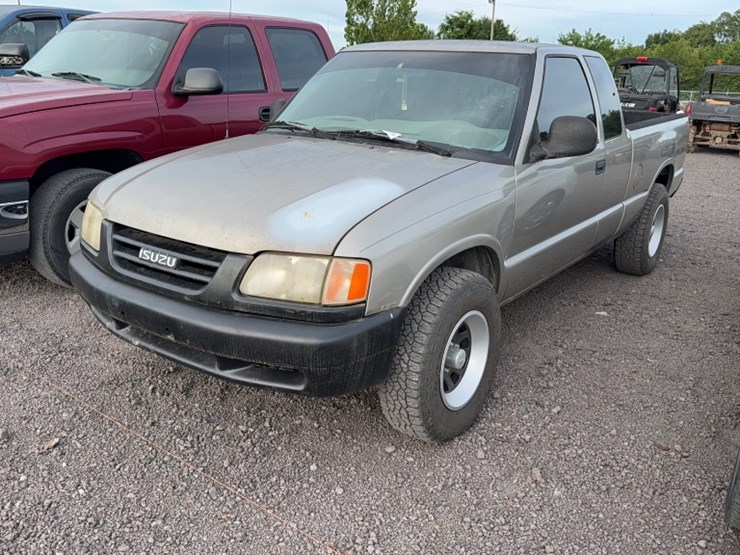 #3017-•-1998-isuzu-pick-up-truck-image-1