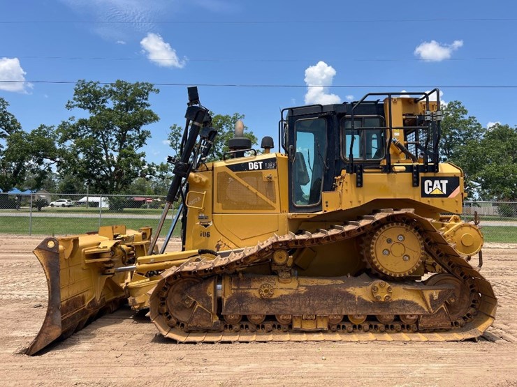 2015-caterpillar-d6t-lgp-image-1