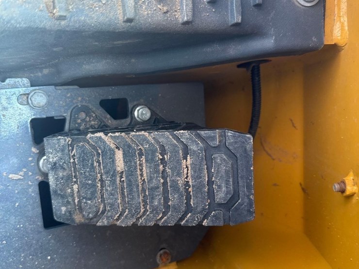 2023-deere-317g-image-30