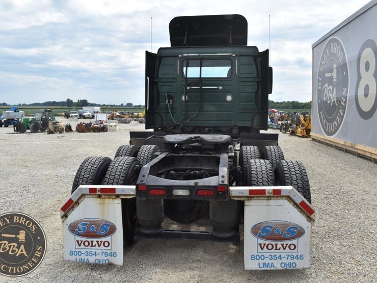 2017-volvo-vnl64t300-image-17