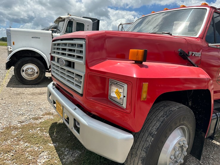 1992-ford-f700-image-30