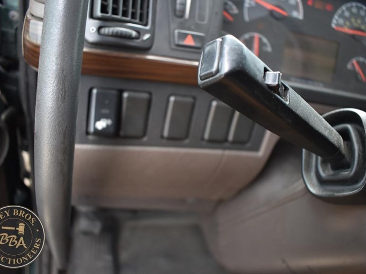 2017-volvo-vnl64t300-image-70