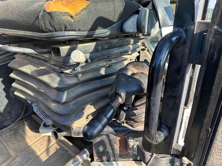2011-jcb-541-70-image-24