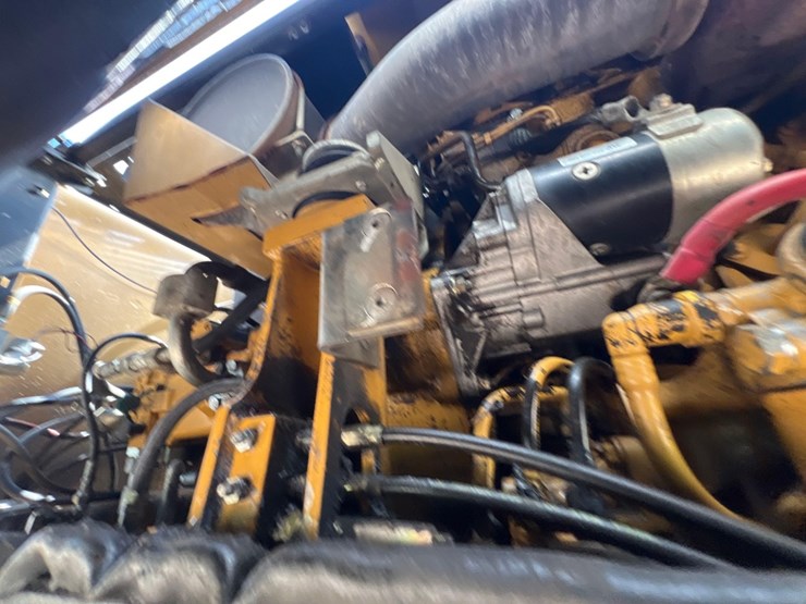 2011-caterpillar-m318d-image-19