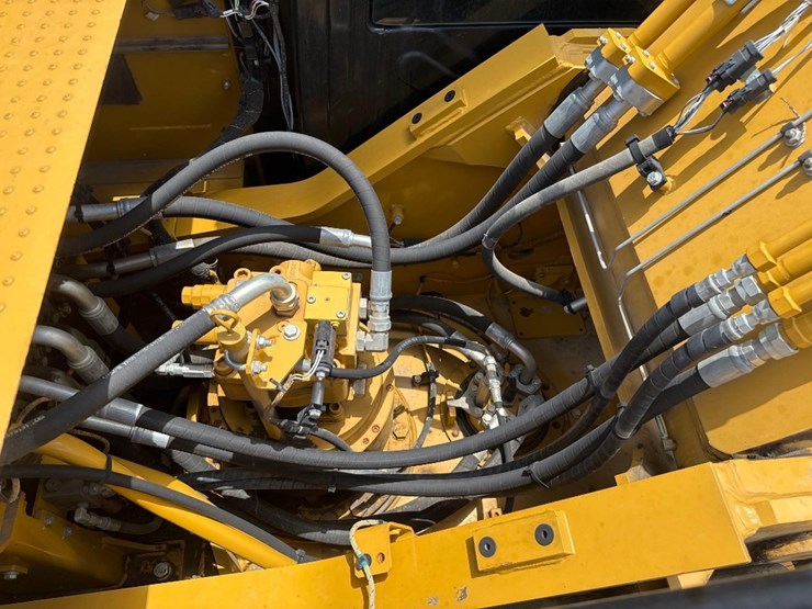 2020-caterpillar-326-image-22