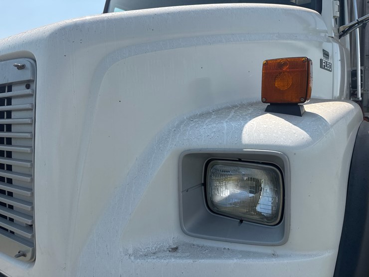 2003-freightliner-fl80-image-24
