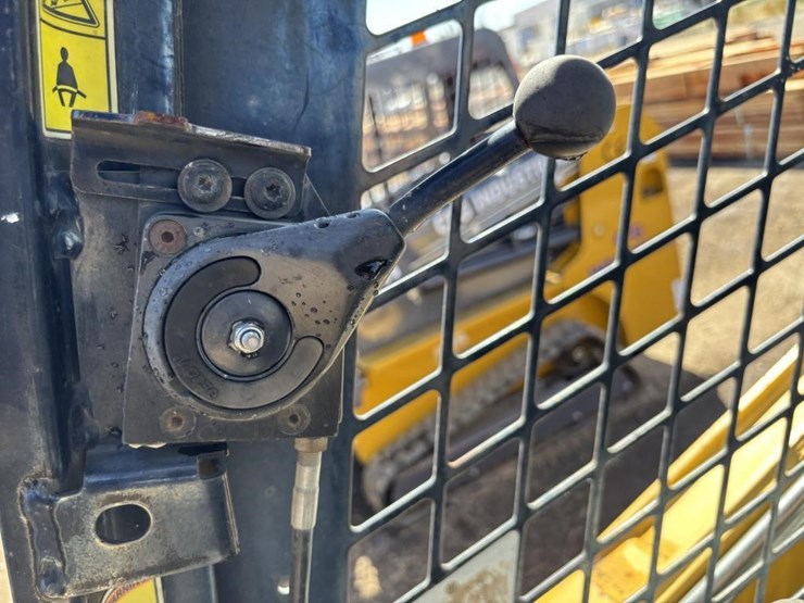 2009-caterpillar-246c-image-23