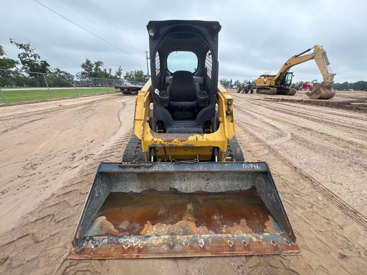 2018-caterpillar-239d-image-3