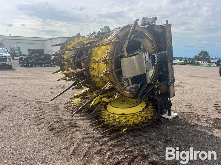 2019-john-deere-772-image-1