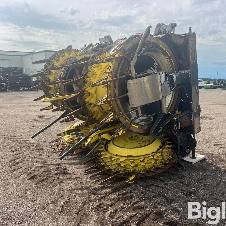 2019 JOHN DEERE 772